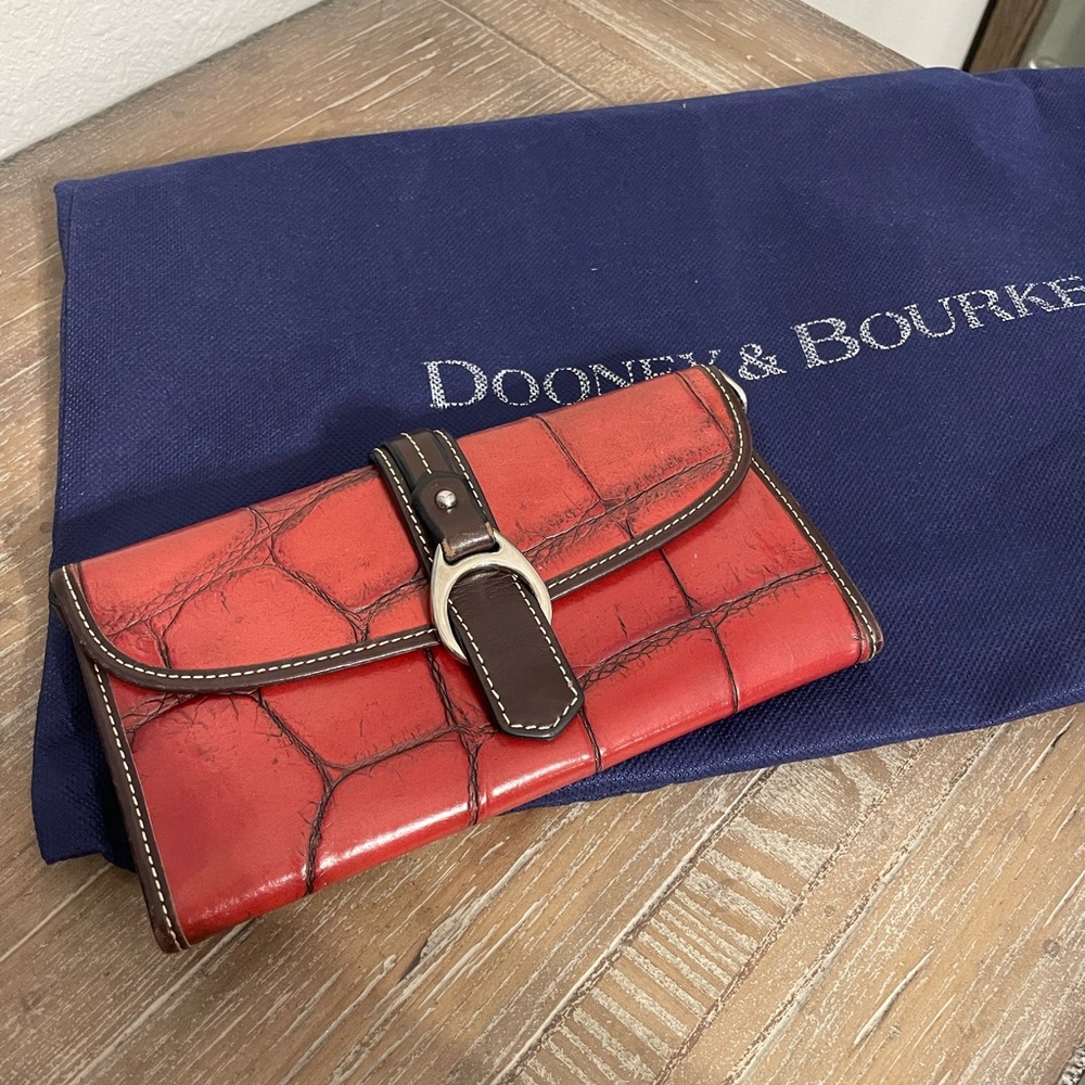 Like new Dooney & Bourke wallet from the Nile Collection.